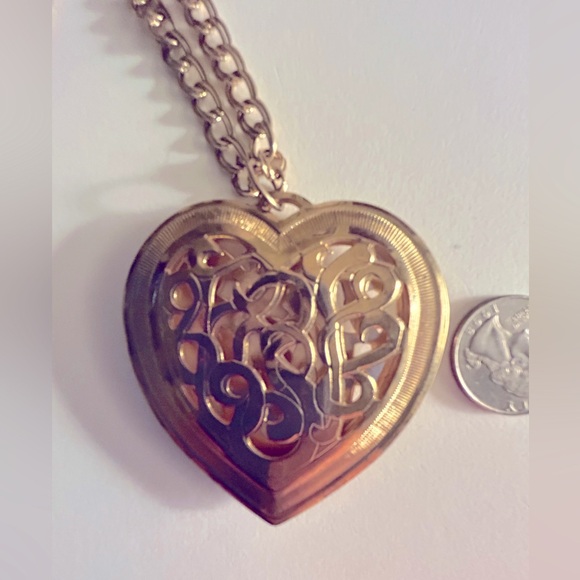 Necklace Large open scrollwork heart 2.5”x2.5” on 30” double link golden chain - Picture 4 of 4